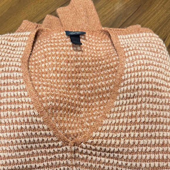 Daytrip Sweaters - Daytrip V-Neck Sweater in Soft Peach